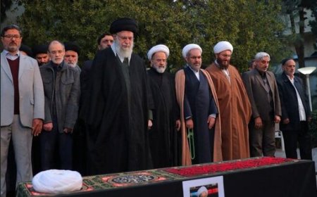 اقامه نماز رهبر انقلاب بر پیکر آیت‌الله امامی‌کاشانی
