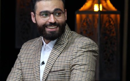 ببینید| ویدئویی عجیب از سقوط آقای مجری در آنتن زنده تلویزیون!