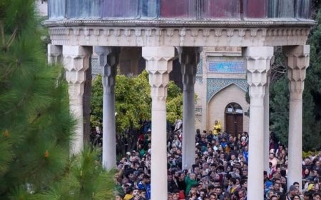 ادای احترام و ارادت قلبی میهمانان نوروزی به خواجه شیراز