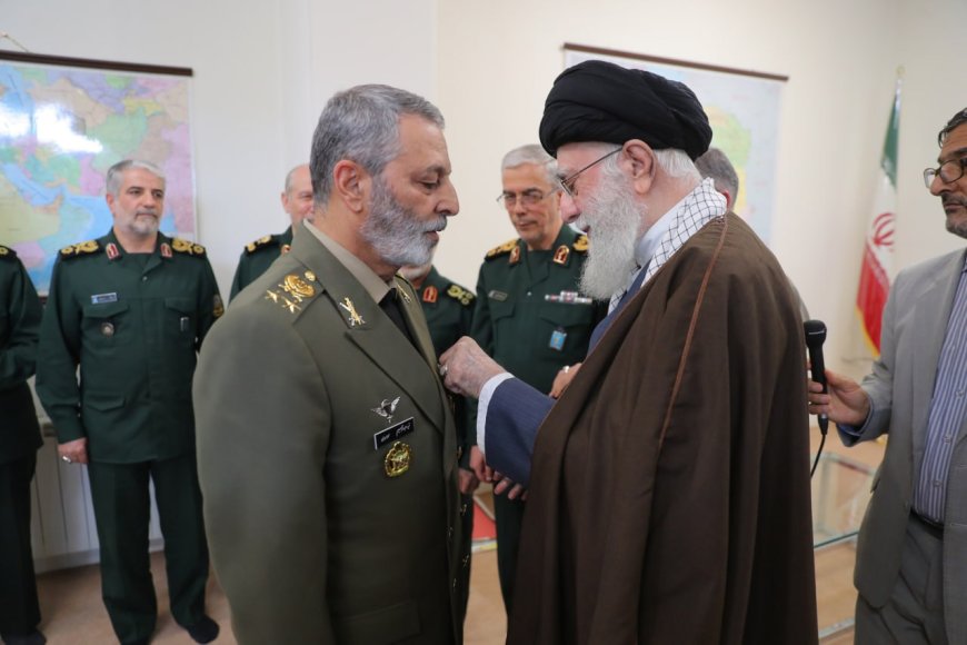 اعطای نشان فتح به فرماندهان کل ارتش و سپاه