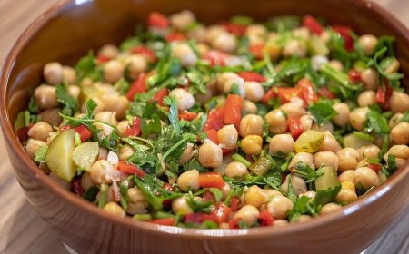 این سالاد سبز را با حبوبات و سبزیجات درست کنید و لذت ببرید