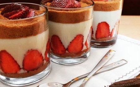 یک دسر بهاری خوشمزه با توت فرنگی