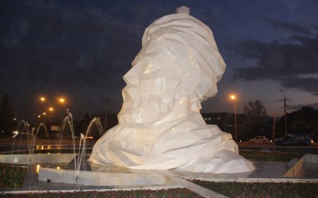 فردوسی به برج آزادی می‌آید