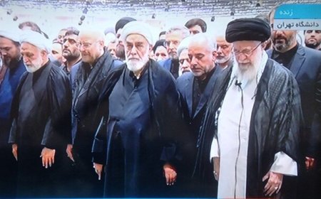 رهبر انقلاب بر پیکر رئیس‌جمهور شهید و همراهان ایشان نماز اقامه کردند