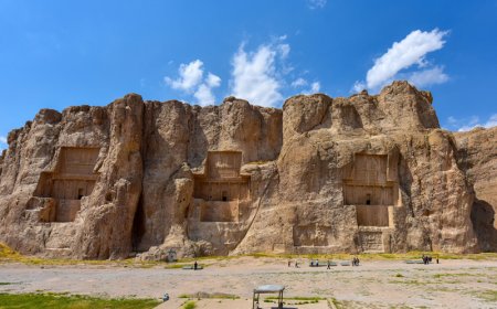 گروه ۱۵ نفره  اساتید برجسته دانشگاه شیراز آسیب های نقش رستم را بررسی می کنند