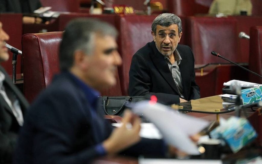احمدی‌نژاد می‌آید یا نمی‌آید؟ | امیری‌فر: هم می‌آید و هم نامزد پوششی می‌آورد