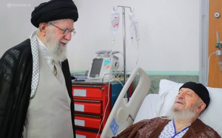 ببینید| لحظاتی از گفتگوی رهبر انقلاب با آیت‌الله مکارم شیرازی در بیمارستان