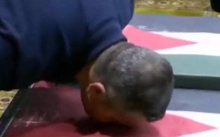 بوسه خانواده شهید هنیه بر پیکر ایشان در دانشگاه تهران