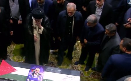 وداع رهبر انقلاب با پیکر شهید اسماعیل هنیه