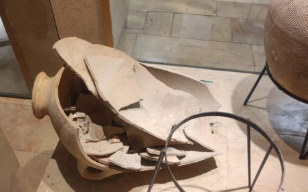 پسربچه کنجکاو کوزه باستانی ۳۵۰۰ ساله را در موزه شکست