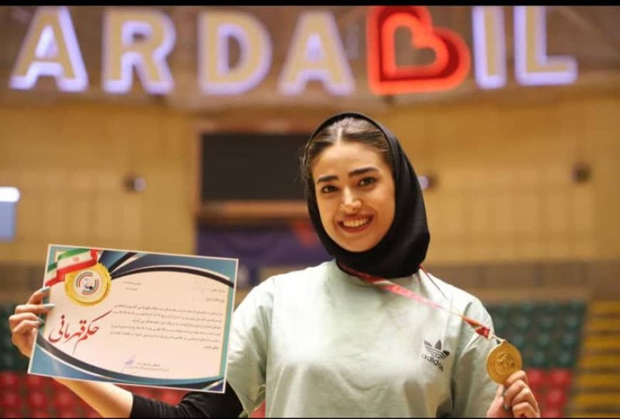 کشتی آرا ملکه و سکان دار طلای تنیس روی میز کشور