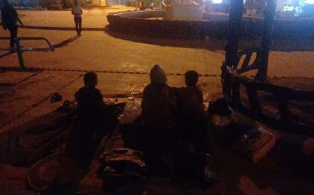 یک مادر و فرزندانش بیش از یک ماه است در پارک می خوابند