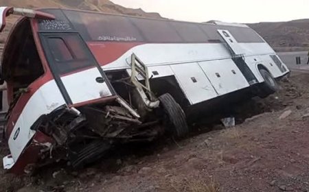 واژگونی اتوبوس در جاده ساوه؛ ۳۰ نفر مصدوم شدند
