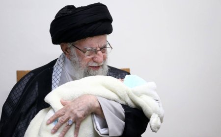اذان و اقامه گفتن رهبر انقلاب در گوش نوزاد شهید حمزه جهاندیده