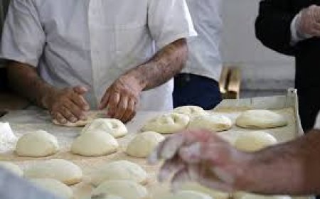 نانوای عصبانی درِب اداره برق را خمیرمال کرد