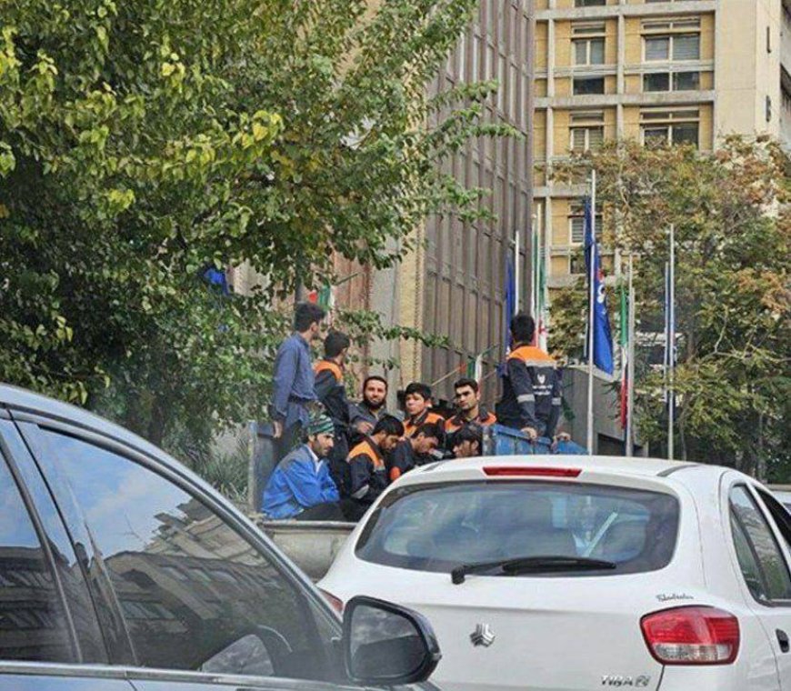 کارگران اتباع با لباس آب و فاضلاب