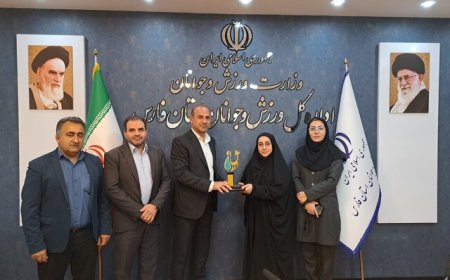 اهدای هدایای مقام معظم رهبری به «ساره جوانمردی»