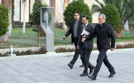 دیدار پزشکیان با رهبر انقلاب درباره قانون حجاب صحت دارد؟ /یک روایت درباره دیدار رئیس‌جمهور با خاتمی، ناطق نوری، سیدحسن خمینی، روحانی و جهانگیری