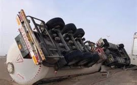 واژگونی تریلی حامل محصولات پتروشیمی در مسیر جم به فیروزآباد