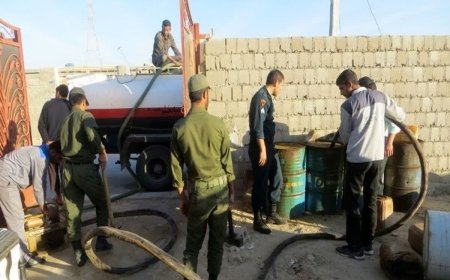 محل انباشت فراورده‌های نفتی قاچاق در ساحل بندرعباس کشف شد