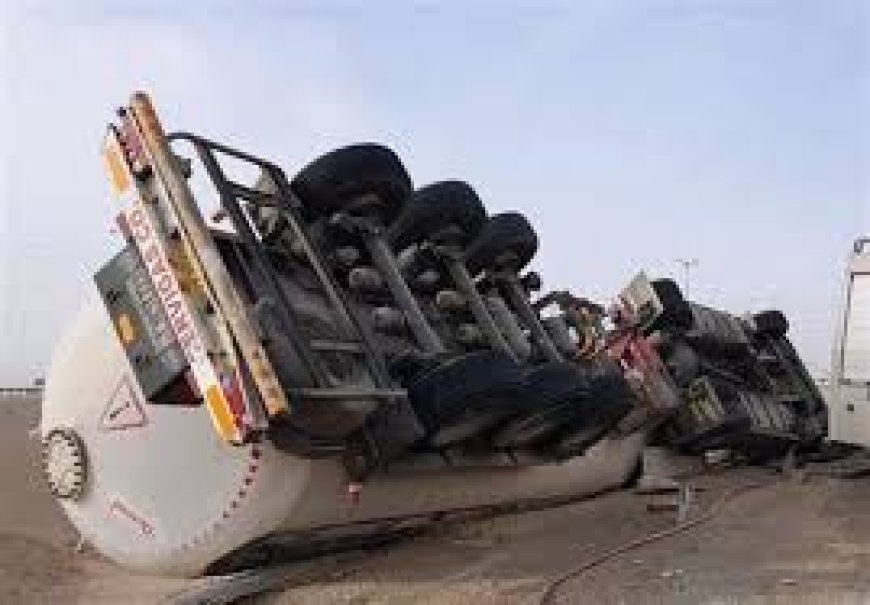 واژگونی تریلی حامل محصولات پتروشیمی در مسیر جم به فیروزآباد