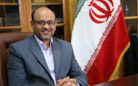 یکی پای حمایت در کفش این موزه بکند