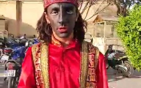 گفتگو با دانشجوی ادبیات  نمایشی در حاشیه اجراهای شاد در بافت تاریخی شیراز