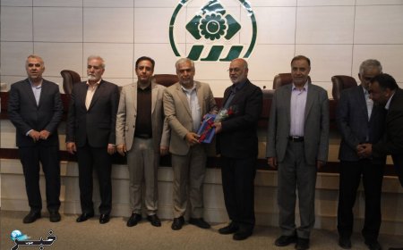 گزارش تصویری تجلیل از شهردار و معاونین  و دستگاه های دولتی فعال در ارایه خدمات به مهمانان نوروزی 1404