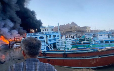 حریق گسترده ۱۰ لنج در اسکله جوادالائمه بندر بوستانو پارسیان
