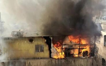 آتش‌سوزی انبار کاغذ ظهیرالاسلام مصدوم و تلفات جانی نداشت