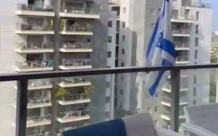 مشاهده ستونی از دود در هرتزلیا بعد از اصابت یکی از موشک‌ها
