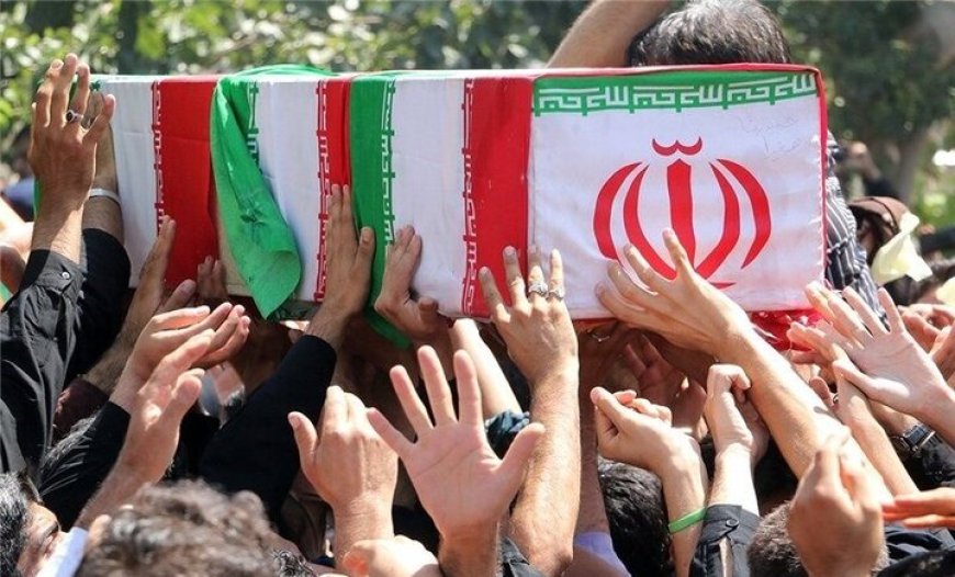 اقلید فرزندش را در آغوش گرفت