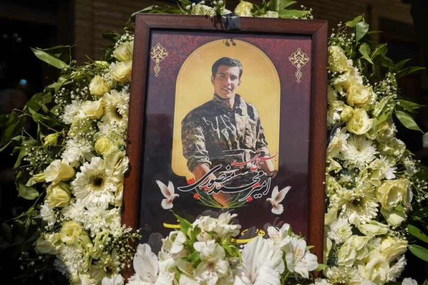 شهید امنیت شیراز بر دستان زائران و مجاوران حرم مطهر شاهچراغ (ع) تشییع شد