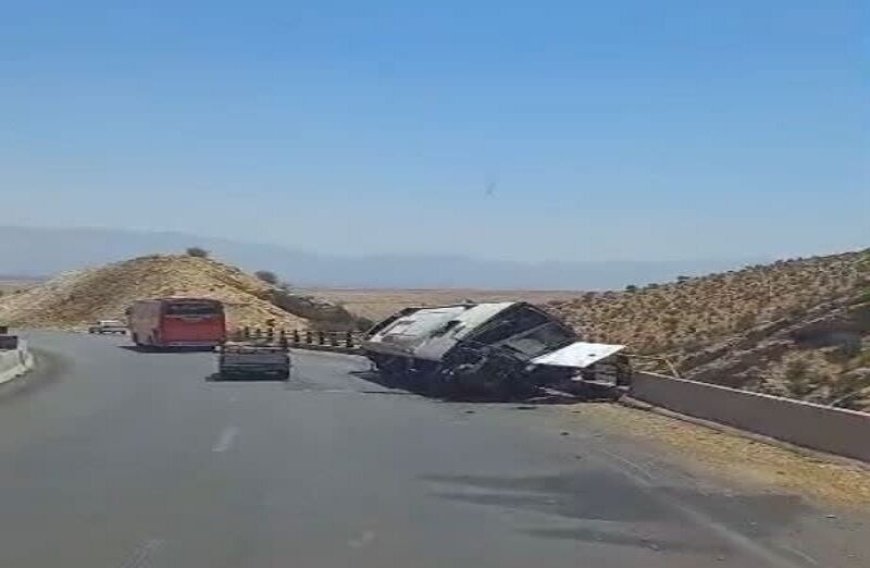 تعداد فوتی‌های حادثه واژگونی اتوبوس در فارس به ۱۵ نفر رسید