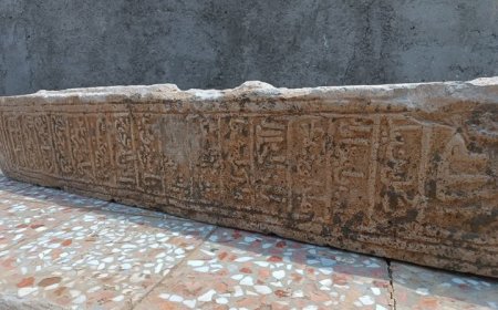 کشف سنگ قبر ۱۰۰۰ ساله مزین به نام دوازده امام در اقلید