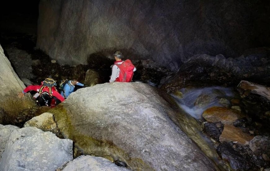 نجات موفق چهار گردشگر گرفتار در آبشار چشمه سنبلی تنگ حرا