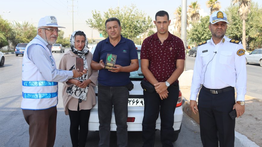 تجلیل از رانندگان قانون‌مدار شیرازی با «نشان مهربانی» و دیوان حافظ