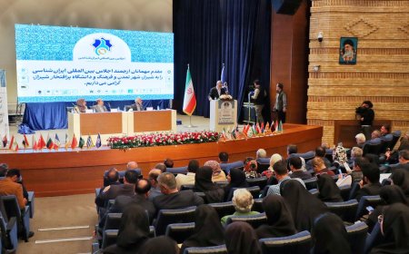 فارسی، فصل مشترک فرهنگ ها