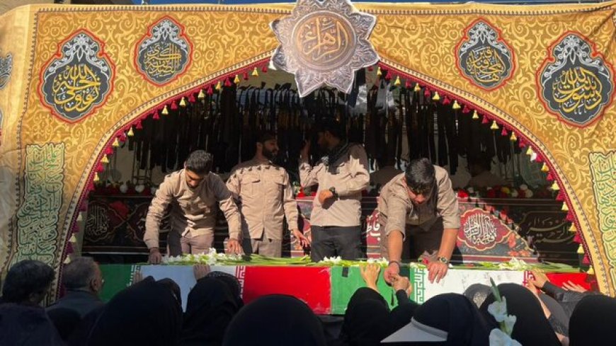 شیراز در سوگ فاطمی؛ پیکر ۱۲ شهید دفاع مقدس بر دستان مردم تشییع شد