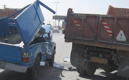 برخورد یک خودرو سواری با وانت در محل دور برگردان بوشهر
