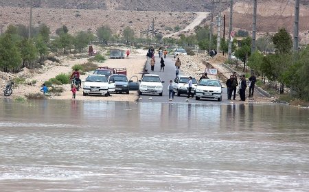 آب‌گرفتگی و ریزش کوه در جهرم؛ زیرگذر ورودی مسدود و راه روستایی قطع شد + فیلم