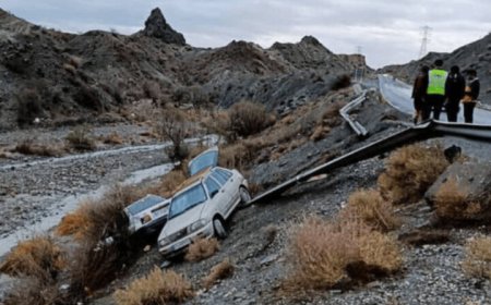 واژگونی دو خودرو در محور رودان به دلیل لغزندگی جاده
