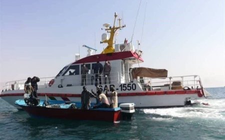 نجات ۱۱ گردشگر از قایق تفریحی در آب‌های جزیره کیش