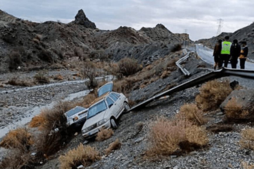 واژگونی دو خودرو در محور رودان به دلیل لغزندگی جاده