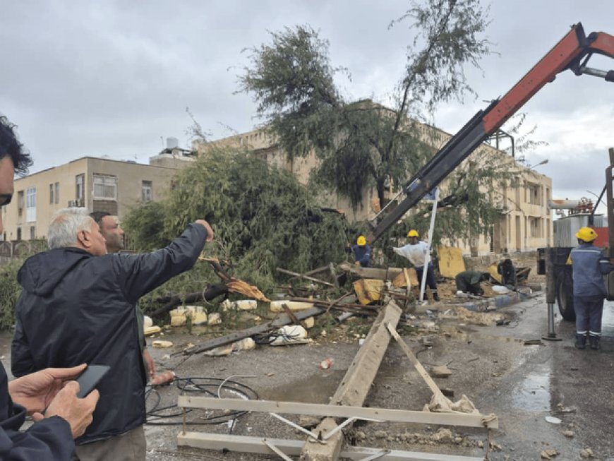 گردباد و باران سیل‌آسا برق قشم را فلج کرد
