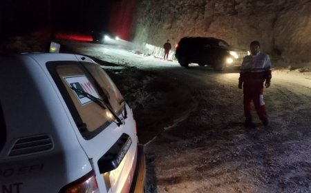 امدادگران هلال احمر ۱۰ گردشگر گرفتار در برف و کولاک ارتفاعات دزفول را نجات دادند