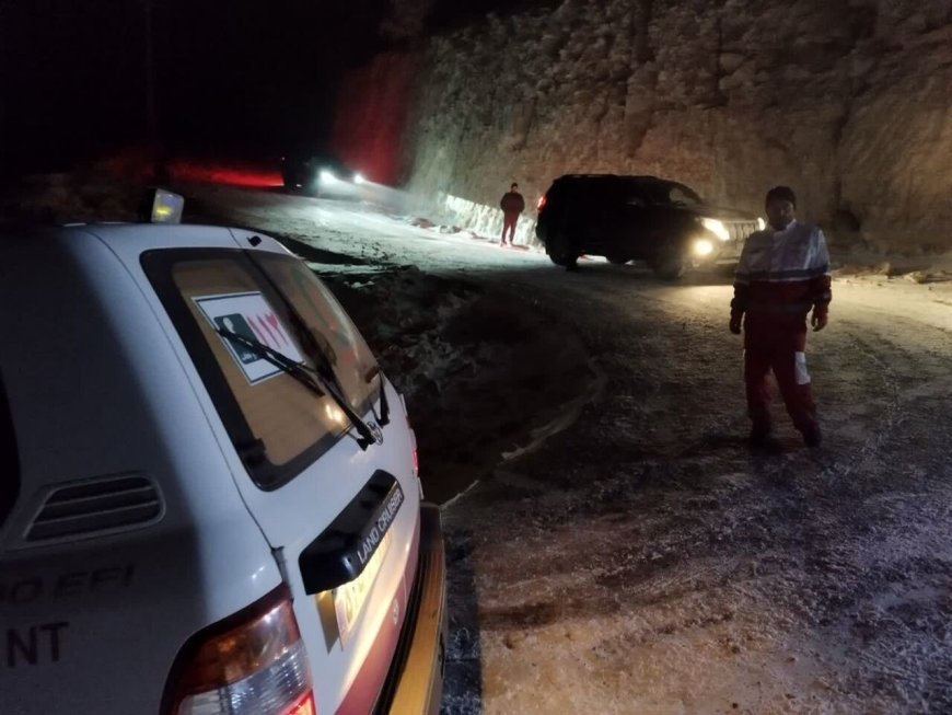 امدادگران هلال احمر ۱۰ گردشگر گرفتار در برف و کولاک ارتفاعات دزفول را نجات دادند