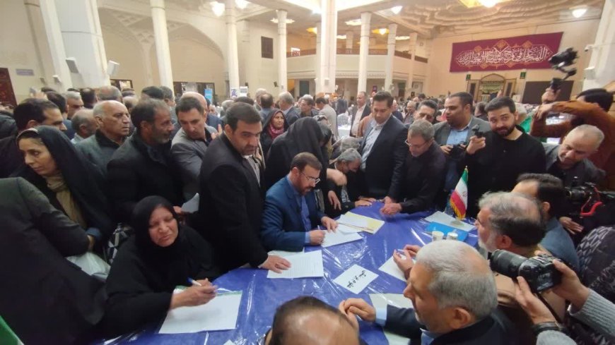 میز خدمت مدیران اجرایی فارس در حرم شاهچراغ (ع) برپا شد