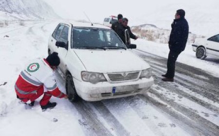 رهاسازی ۱۲۰ خودرو و ۲۷۰ مسافر در محور برف‌گیر تاراز