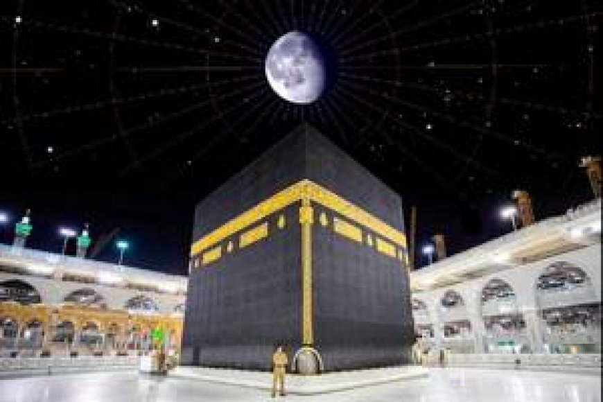 امشب، لحظه تعامد دقیق ماه بر فراز کعبه